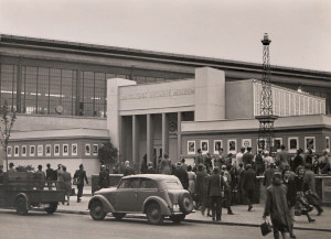 The Deutsches Hygiene Museum Dresden "Wander-Pavillon" at Friedrichstraße Station in Berlin 1949. A large group of people is entering the building, a car is parked in front of it.